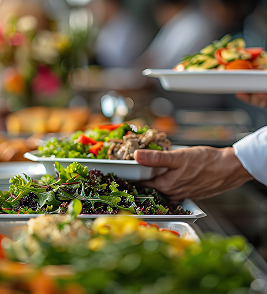 Presentación de platos variados realizados por nuestro chef privado a domicilio en una boda de Marbella
