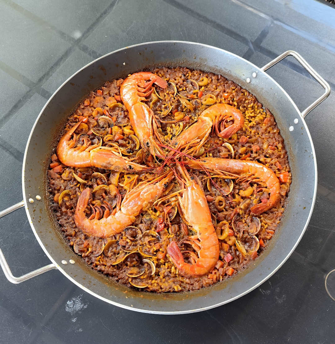 Paella de marisco cocinada en Marbella por Paebella