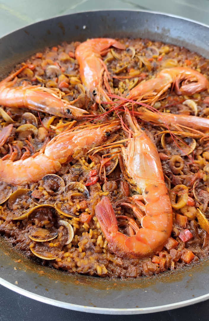 Detalle de los gambones en una paella de marisco cocinada en Marbella por Paebella